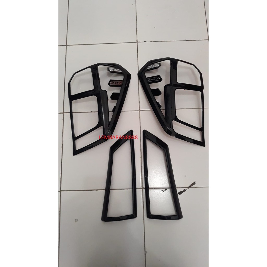 Garnish Lampu Belakang Calya Hitam
