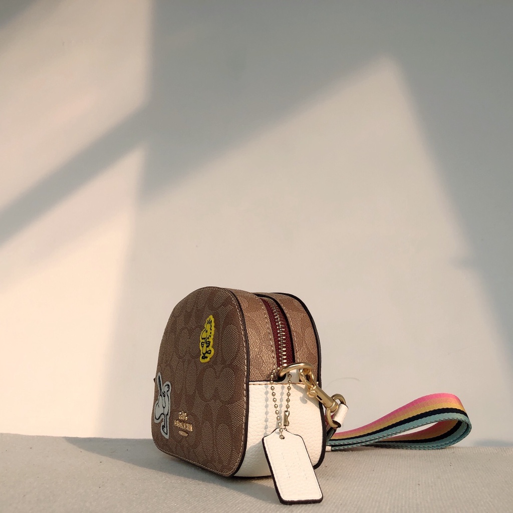 111/NBCH4238   4238 Coach Peanuts Snoopy Co-branded Small Steamed Bun Bag Shoulder Bag Messenger Bag Size: 16*11*5 cm   xjb