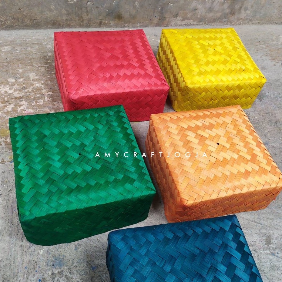 Sepasang Besek 22x22x8 cm Warna/Besek Anyaman Warna/Besek Bambu Warna/Besek Makanan Hias