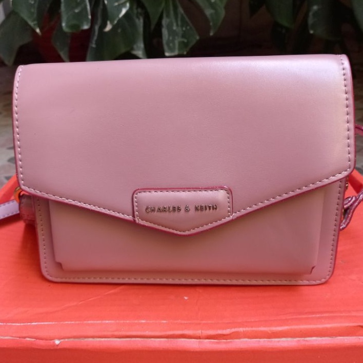 Preloved tas Selempang mini Charles & Keith