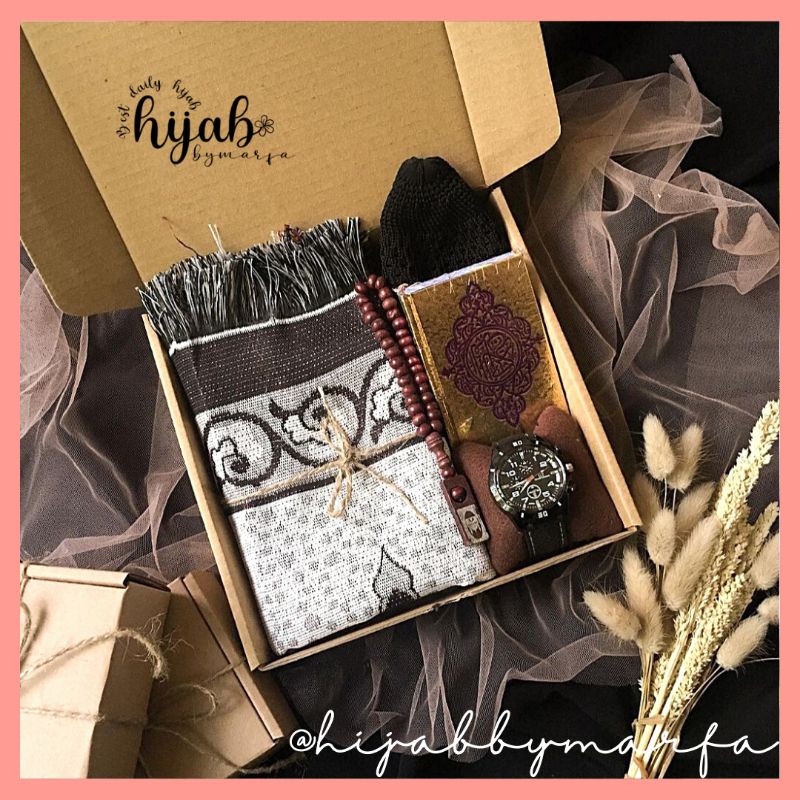 

Hampers Kado cowok include sajadah, Al Qur'an mini, tasbih, peci dan Jam tangan