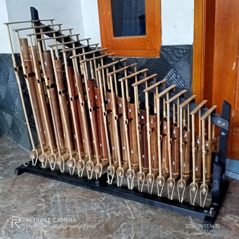 Angklung pengamen 18 nada 2 tabung bambu hitam pake Topi ( nada E - A )