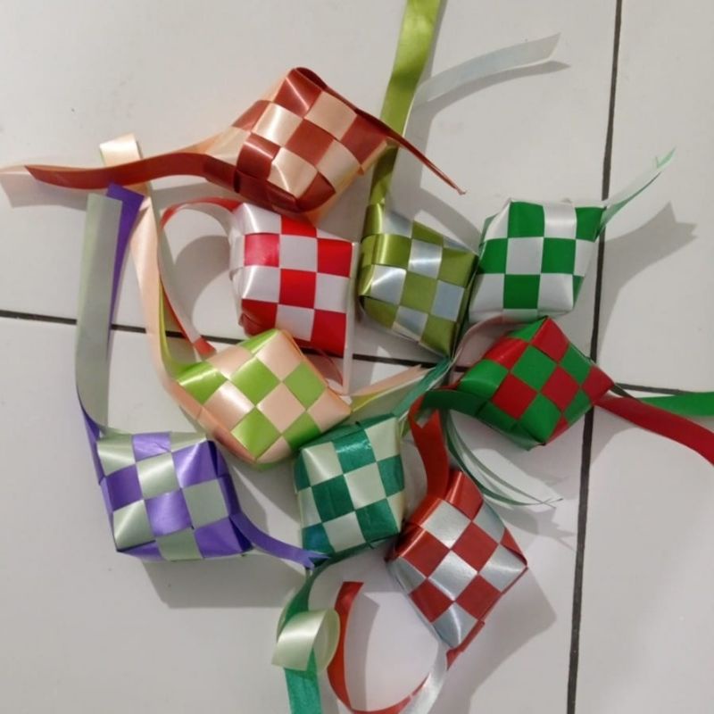 

Ketupat Hias Lebaran dari Bahan Pita Jepang (isi 5), Warna Biasa dan Metalik/strip emas, Hiasan Kerajinan Tangan Ketupat