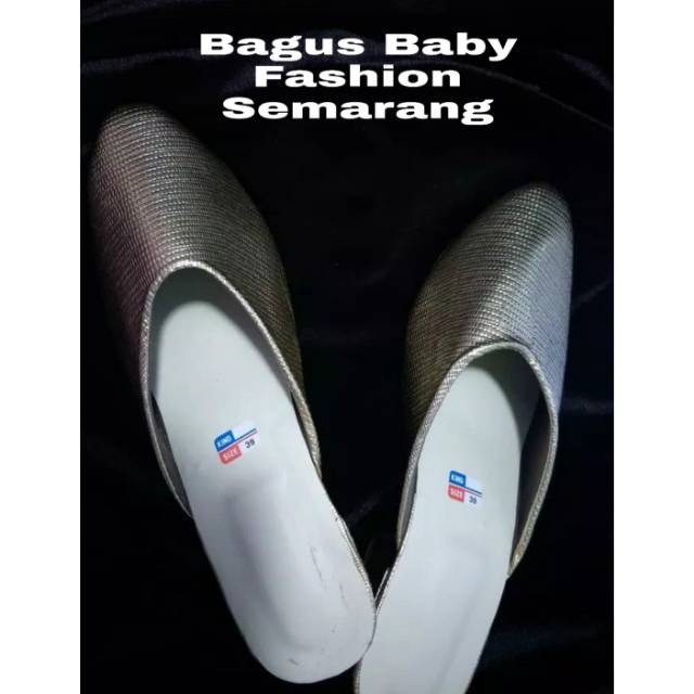 SENDAL SELOP WANITA PUTRI DOMAS WARNA SILVER MOTIF ABSTRAK