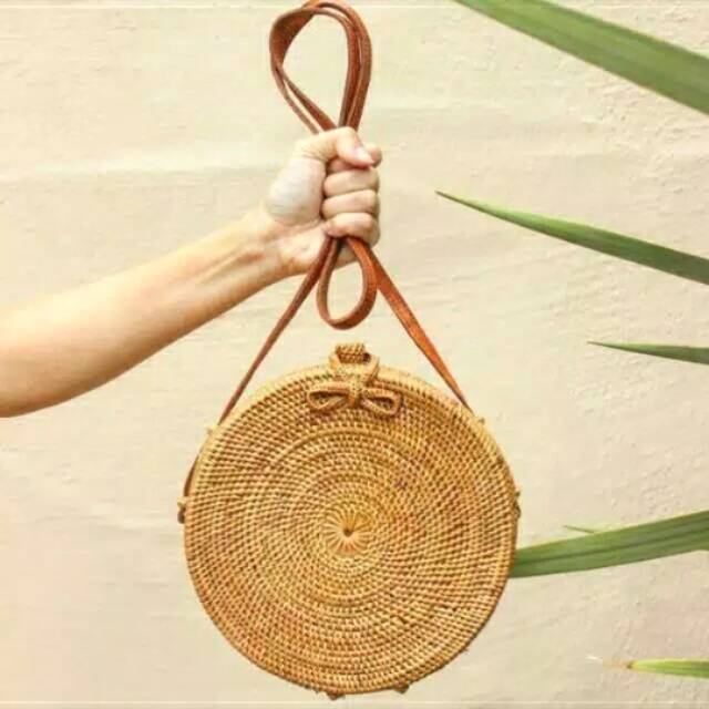 

Tas Anyaman Rotan Kancing Pita Diameter 25cm