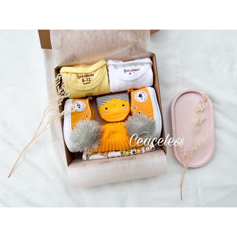 Hampers New Born Baby Hampers Bayi Kado Lahiran Kado Bayi Baju Bayi Sepatu Bayi Gift Box Baby-CasualPompom Yelow J