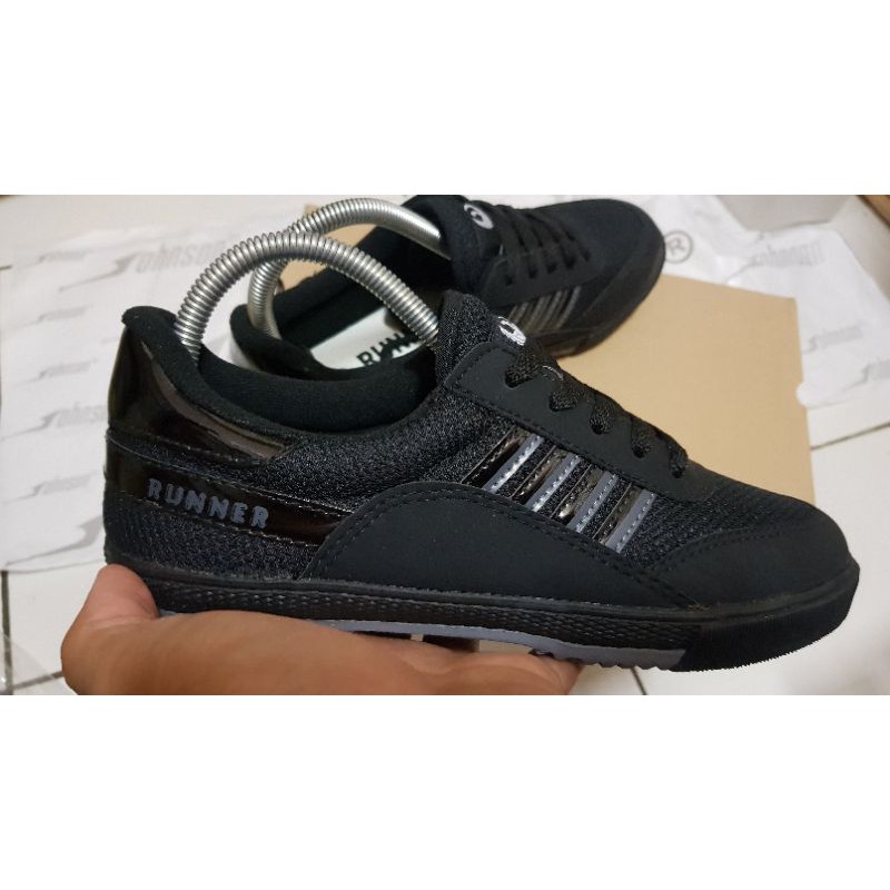 Sepatu Sekolah / Kerja All Black Runner 727