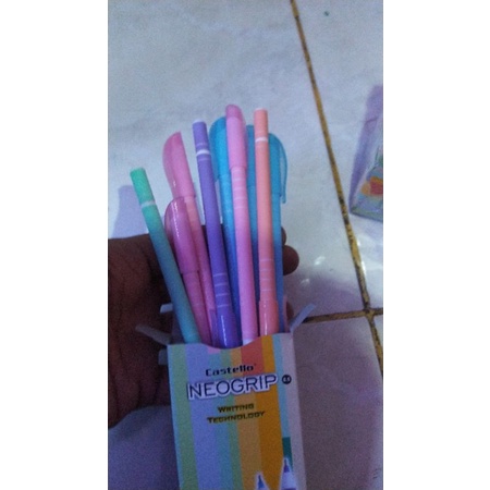 

BALLPOINT STANDARD CASTELLO NEOGRIP 0.5 WARNA HITAM 1 DUS ISI 12 PCS