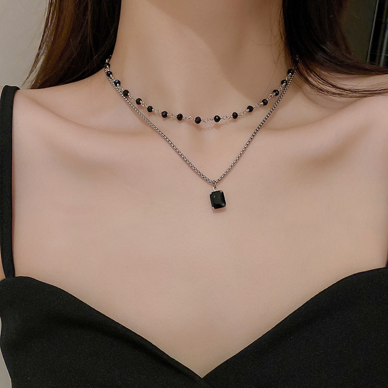 Kalung Rantai Dengan Liontin Kristal Berlian Hitam Bentuk Kotak Retro Mewah Untuk Wanita