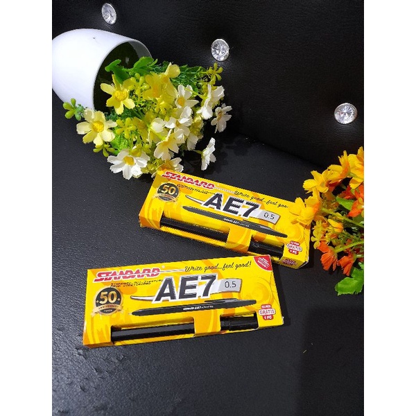 

1 PAK (12 PCS) PULPEN STANDARD AE7 semi jel 0.5 pulpen ballpoint standard ae7 per pak isi 1 lusin (12 pcs)