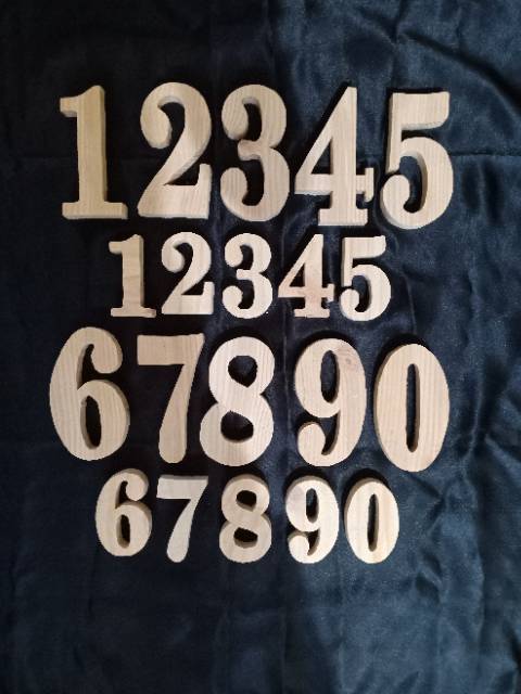 Angka atau Huruf Sesuai pilihan dari kayu yg masih mentah tinggi 8,5cm dan 13,5 cm