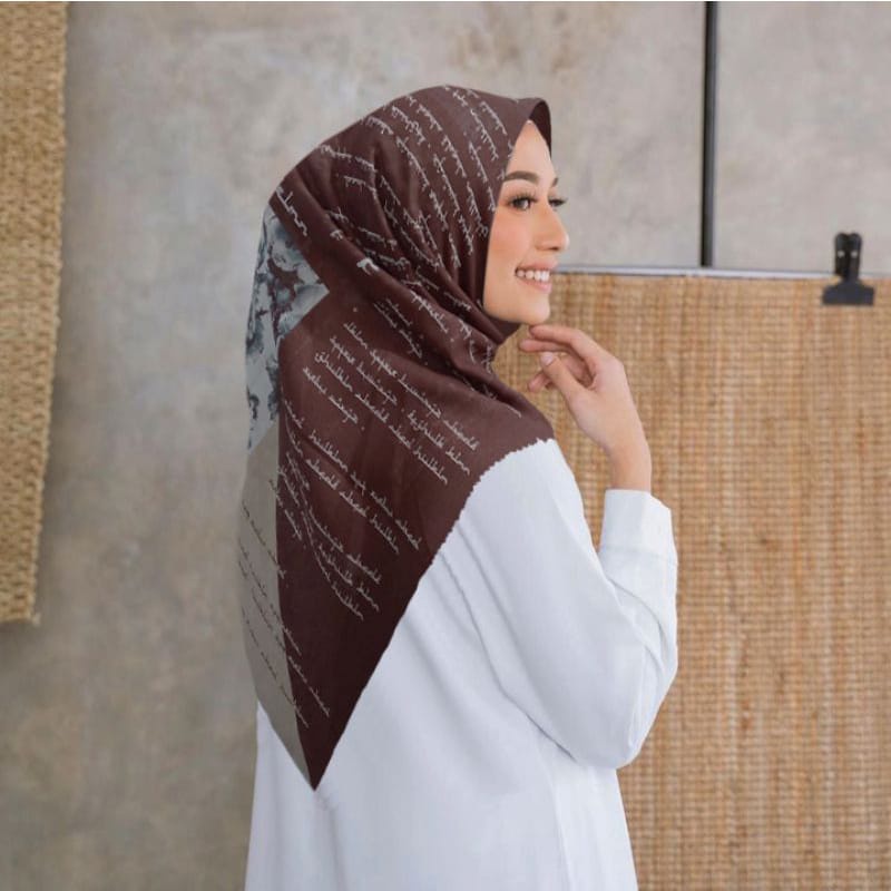 Terbaru !! Hijab Voal Segiempat Motif Koran Arab Coklat  Kerudung Segiempat Motif