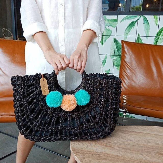 Tas Anyaman Jinjing Hitam Straw Bag pompom pom pom
