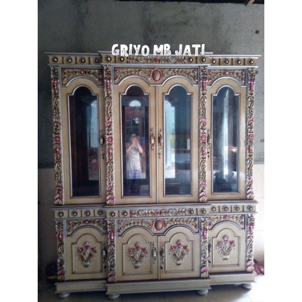 bufet hias ruang tamu/lemari pajanagan kaca jati ukiran jepara