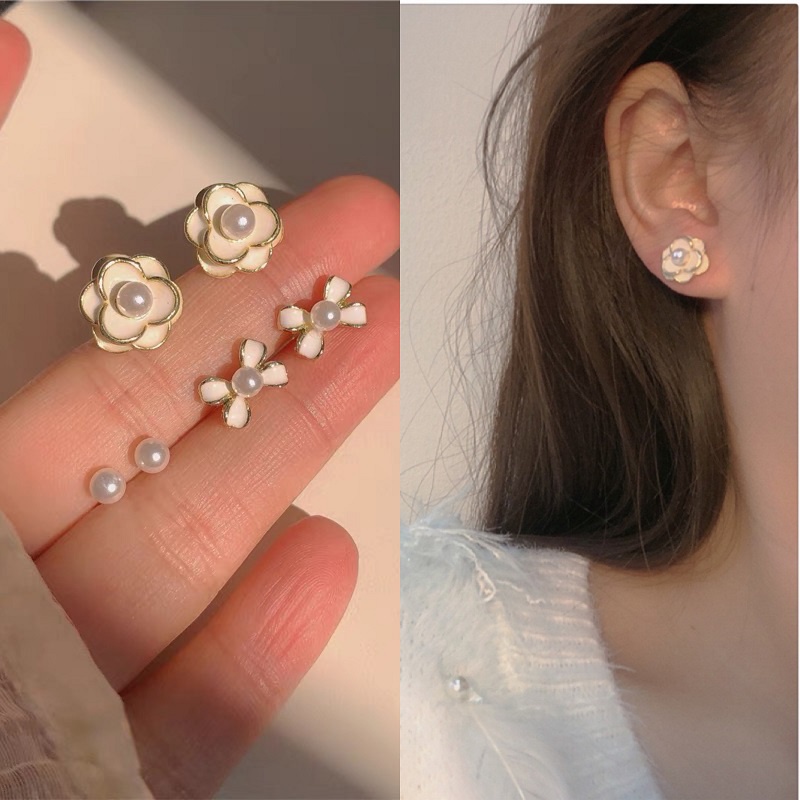 YEEZII Anting Stud Desain Bunga Aksen Mutiara Warna Silver Untuk Wanita