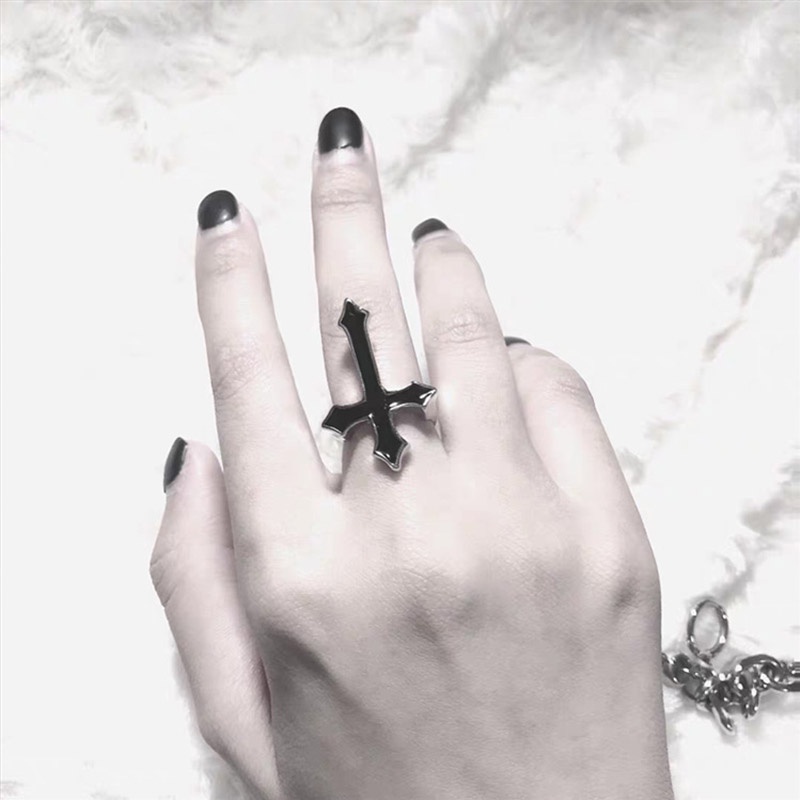 Cincin Model Terbuka Bahan Metal Warna Hitam Gaya Vintage Gothic Untuk Unisex