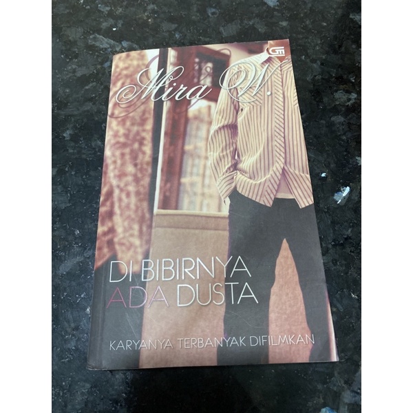 NOVEL Di Bibirnya Ada Dusta karya Mira W., Penerbit Gramedia Pustaka Utama