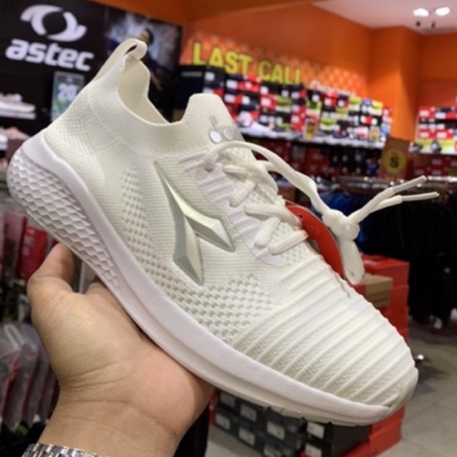 Sepatu Diadora White Vabio Original