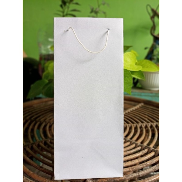 

PAPERBAG BOTOL PUTIH POLOS | 200gsm | 10cm x 10cm x 24cm