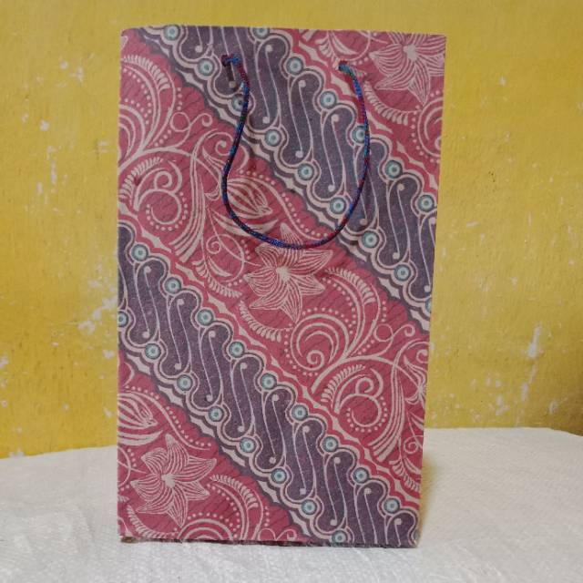 

Paperbag batik ukuran tanggung ukuran 15cm x 25cm lebar samping 7cm