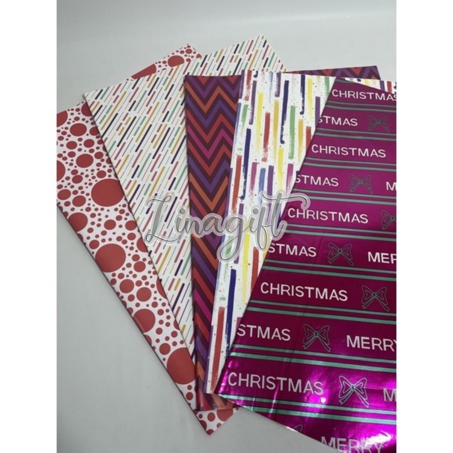 ( 5 Lembar 5 Motif ) XMAS KIKY - KERTAS KADO NATAL SHINY MENGKILAP MERRY CHRISTMAS MOTIF SANTA CLAUS / SNOW MAN / POHON NATAL / RED GREEN MERAH HIJAU CEMARA HIASAN KADO PARCEL HAMPERS SOUVENIR GOODIE BAG