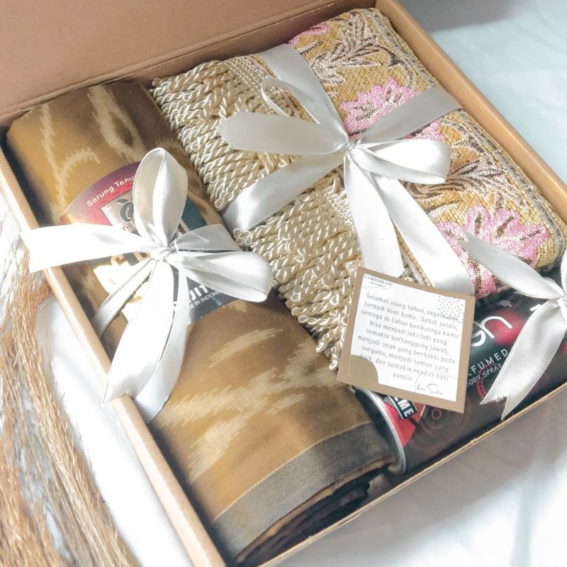 

Hadiah / Kado / Gift Box / Hampers ( Paket Sarung Sajadah )