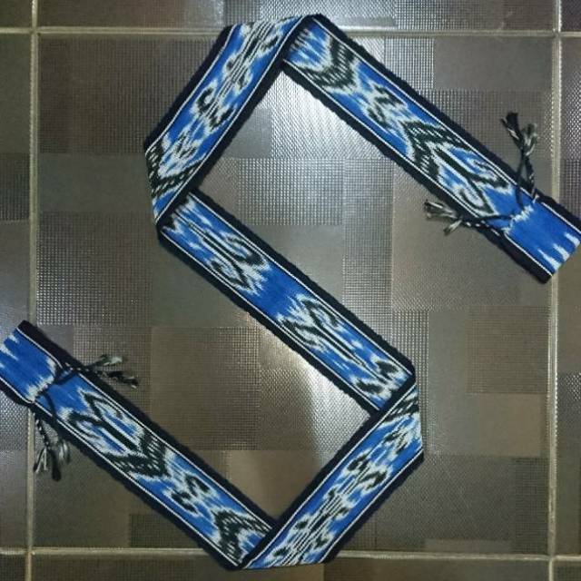 Ikat kepala tenun motif kalimantan biru