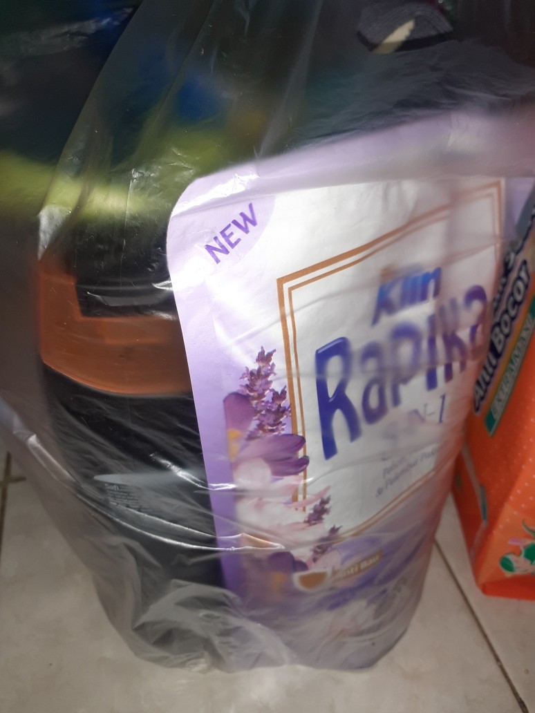 So Klin Rapika Pelicin Pakaian Pouch 400ml