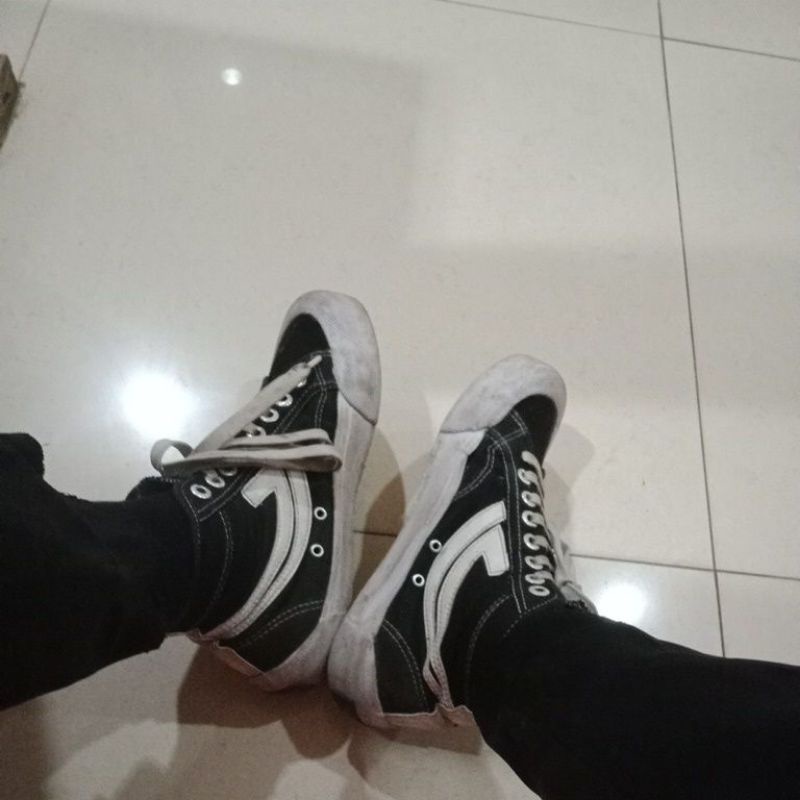 sepatu jonson high hitam putih