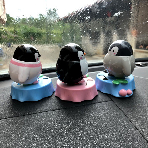 PENGUIN Pajangan Figure Goyang Kepala Mobil Solar Power