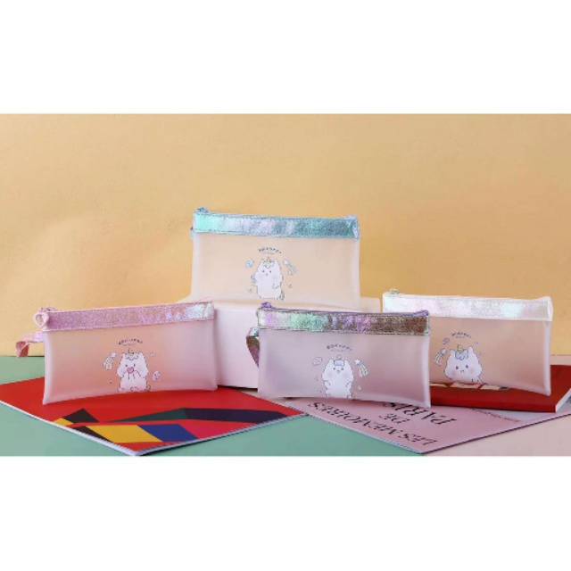 

Tempat Pensil Metalik Transparan