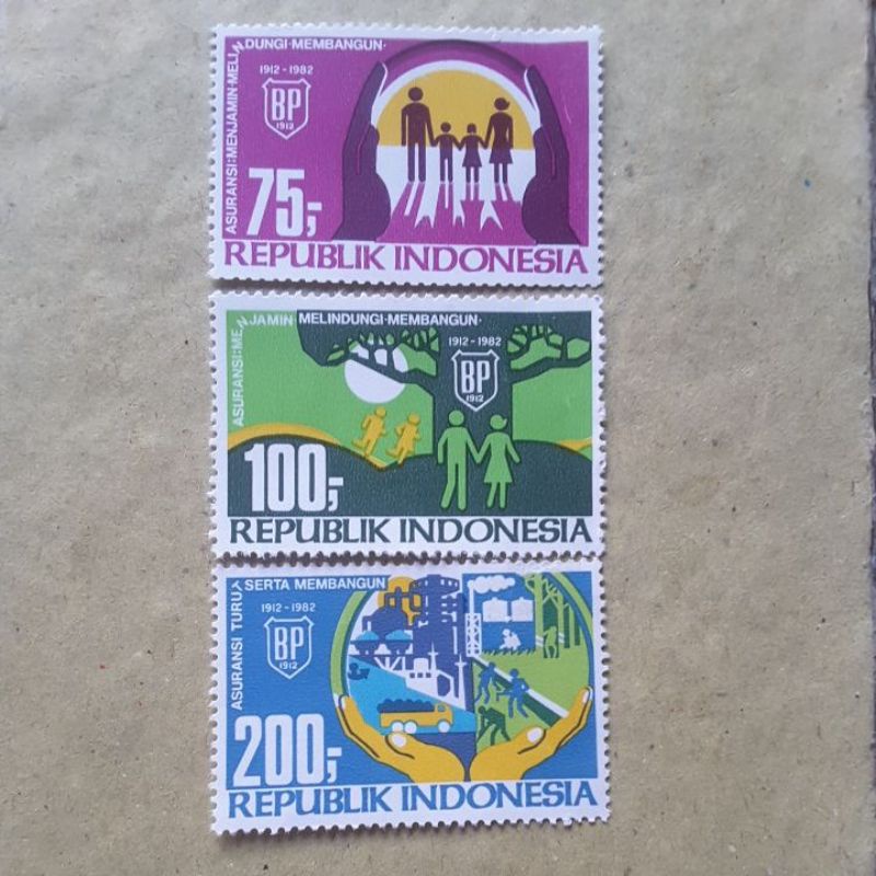 

Perangko Indonesia 1982 70 tahun bumi putera set 3 prangko