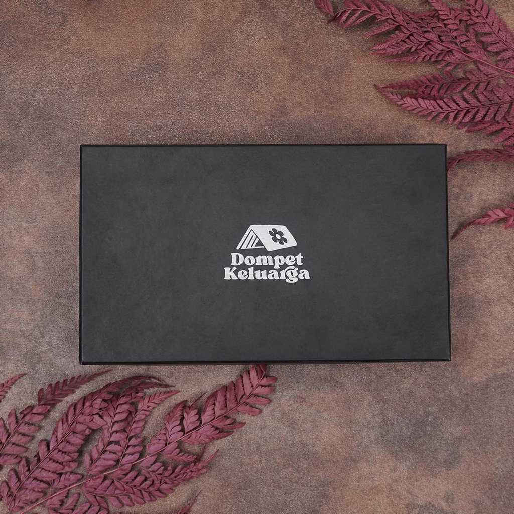 

Tambahan Box Eksklusif Kardus Packing Hitam Dompet Keluarga