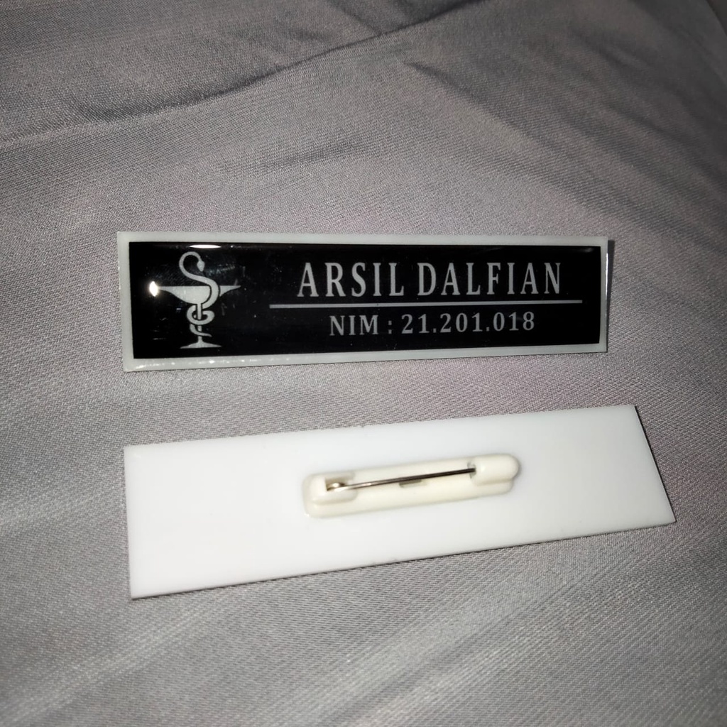 

Nametag akrilik resin peniti/ warna hitam putih logo farmasi