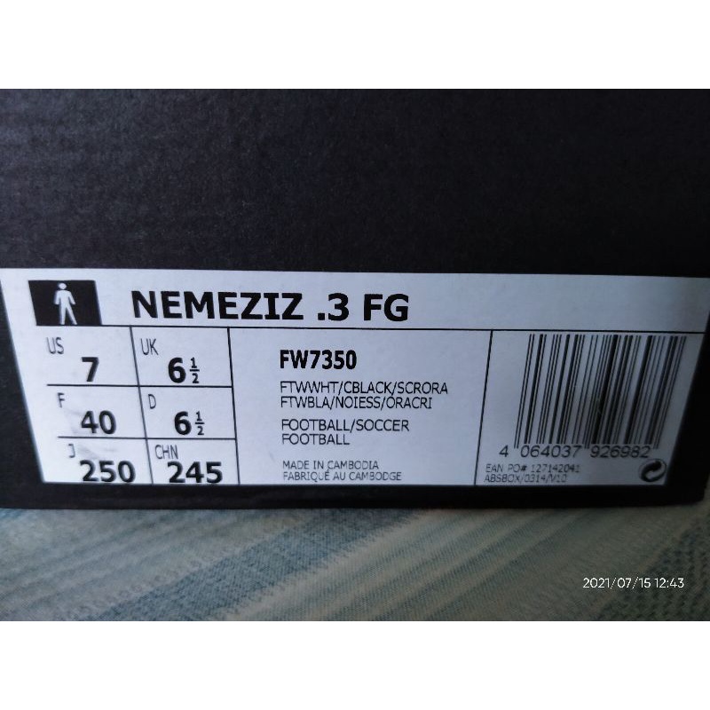 Sepatu sepak bola Nemeziz Adidas