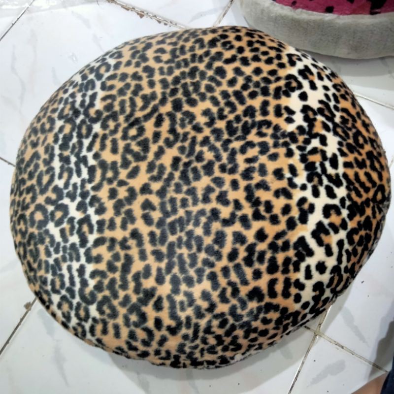 bantal motif macan tutul