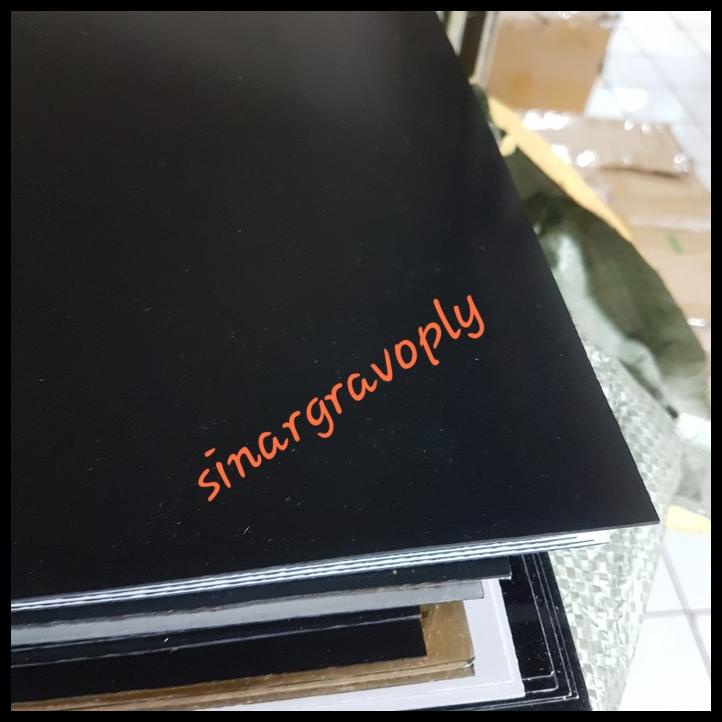 

BEST SELLER !!! GRAVOPLY HITAM TEKS PUTIH BAHAN GRAVIR NAMETAG 120X60CM TEBAL 1.5ML TERLARIS