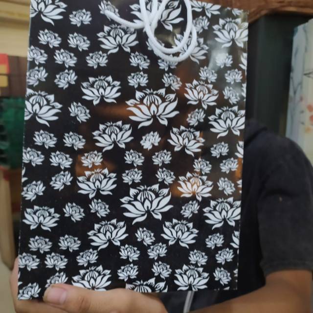 

Paper bag buku kembang hitam new isi 12 pcs
