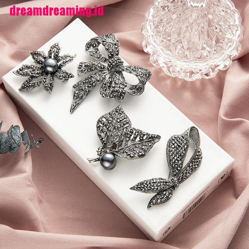 Bros Bentuk Bunga Aksen Kristal Mutiara Warna Hitam Gaya Retro Untuk Syal