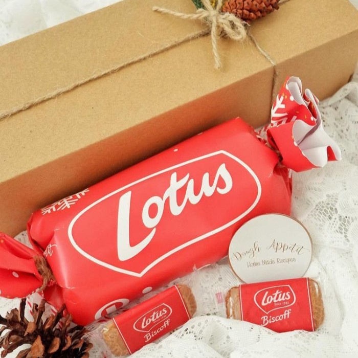 

Hampers Natal Murah Unik Lotus Biskoff Rollcake - BARU