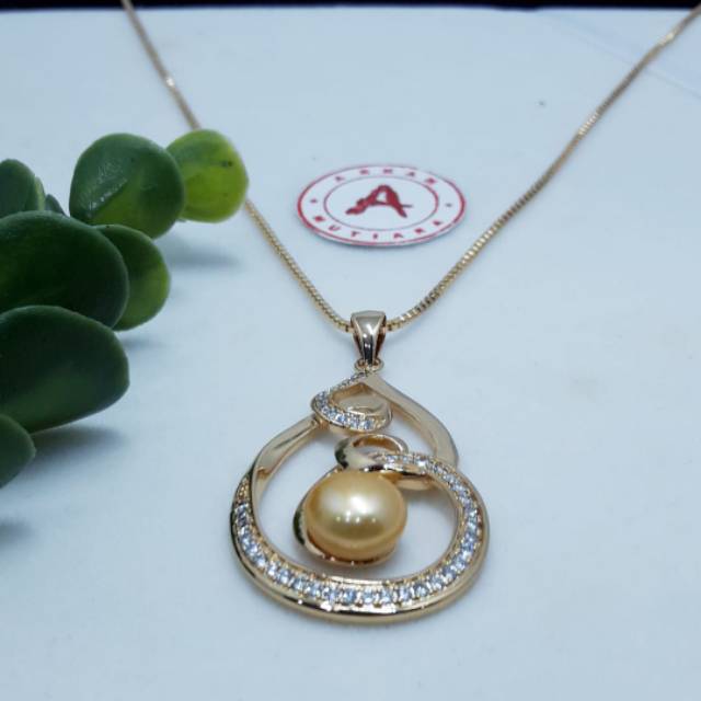 Kalung liontin mutiara