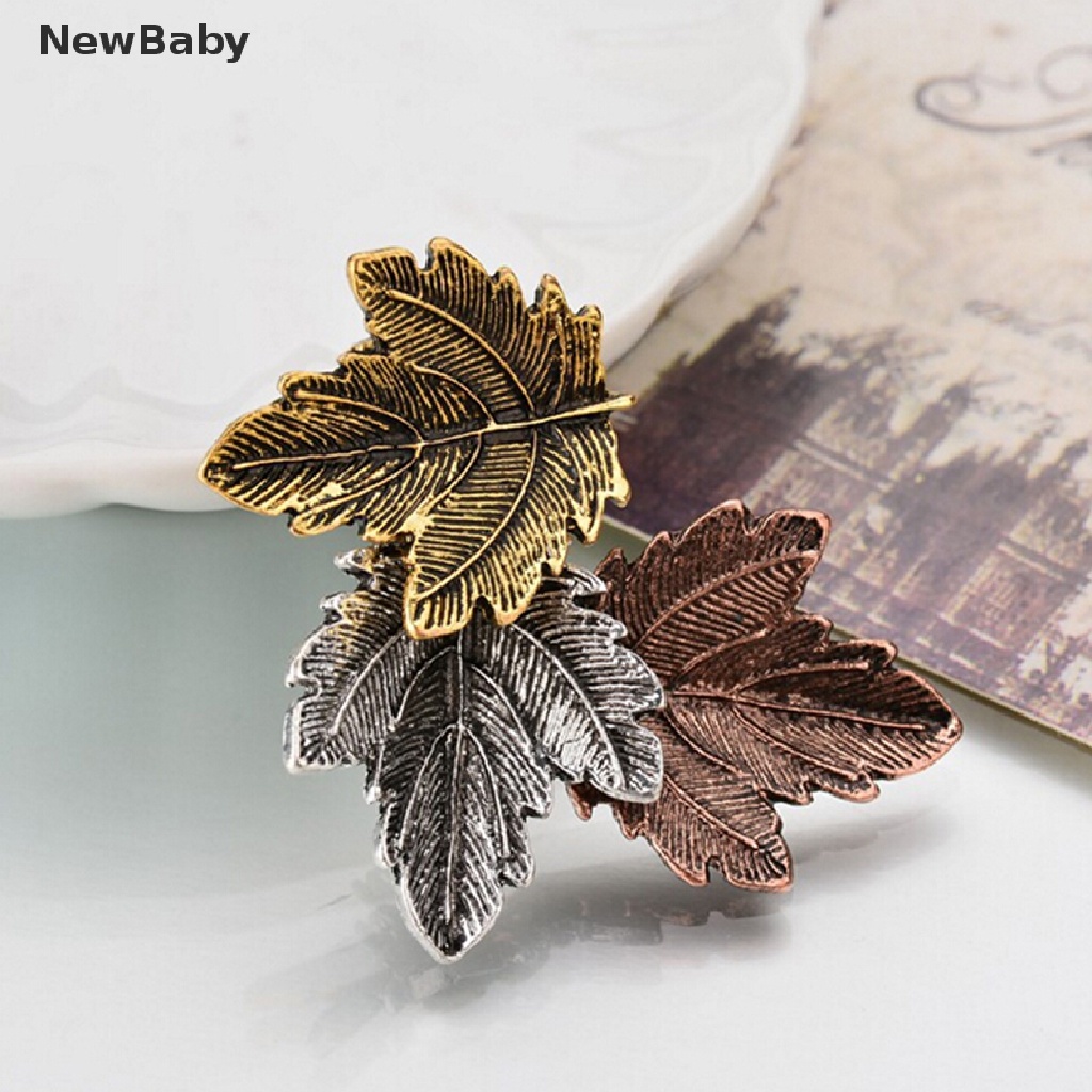 Bros Pin Bentuk Daun Maple Lapis Emas / Silver Gaya Vintage Untuk Wanita