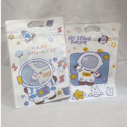 

Motif Astronot Plastik Goodie Bag dengan Seal dan Tentengan Motif Bagus Kualitas Terbaik Gift Bag