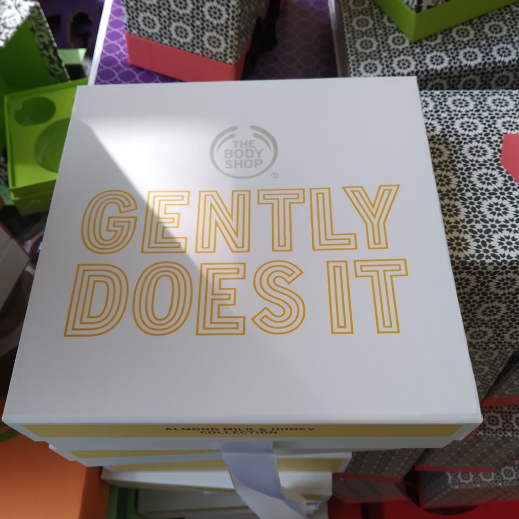 

The Body Shop Exclusive Box GENTLY DOES IT White