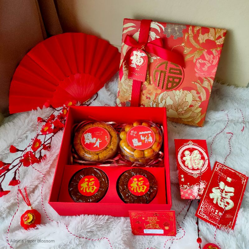 

Hampers CNY - Parcel Imlek Premium Isi 4 Kue Kering + 2 Kue Keranjang - Hampers Imlek Sincia Bisa Pilih Nastar, Coklat Mede, Sagu Keju
