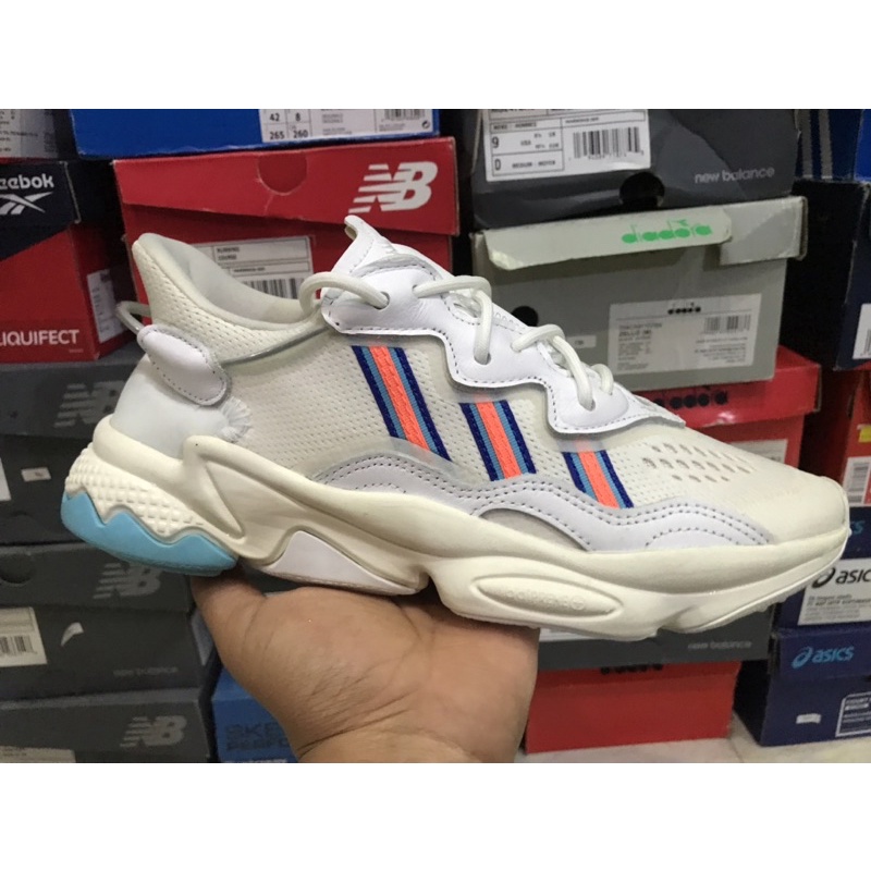 SEPATU WANITA ADIDAS OZWEEGO EF4290