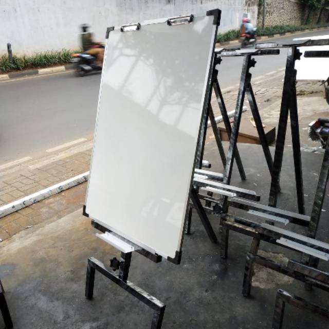 

Flipchart segitiga up down 60 x 90 cm