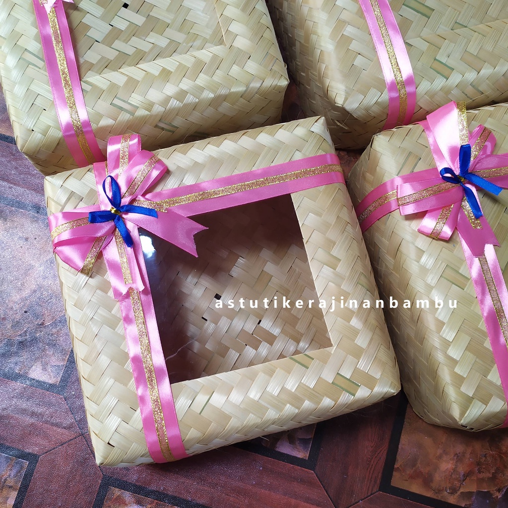 

Sepasang Besek bambu 25 x 25 x 8 cm tutup Mika Pita Blicing/ besek bambu/ besek besar/ besek jumbo/ besek hias mika pita