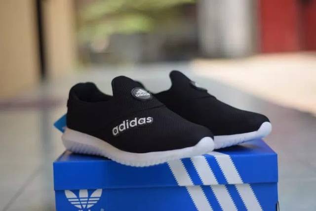 SEPATU SANTAI PRIA SLIP ON ADIDAS / SEPATU ADIDAS PRIA / HITAM