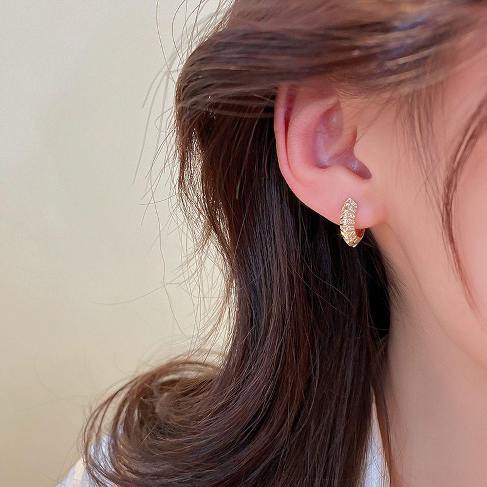 Mxbeauty Anting Hoop Kristal Kepribadian Harian Pesta Desain Fashion Warna Solid Berlian Imitasi Korea Ear Buckle